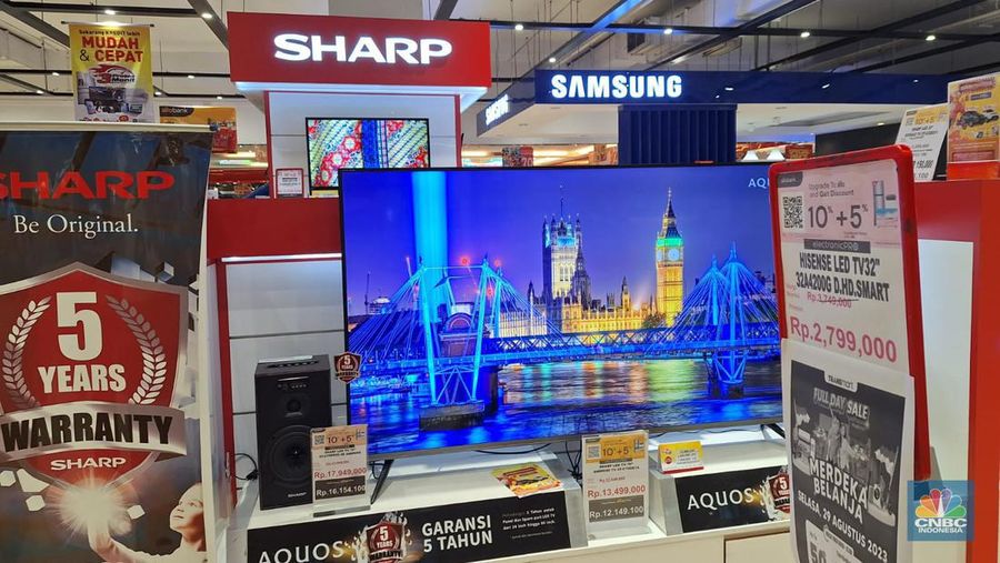 Pengunjung memilih barang elektronik saat berlangsungnya Full Day Sale di Transmart Cempaka Putih, Jakarta, Selasa (29/8/2023). (CNBC Indonesia/Khoirul Anam)