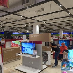 Pengunjung Transmart Ini Boyong TV LED, Didiskon Rp 2,7 Juta