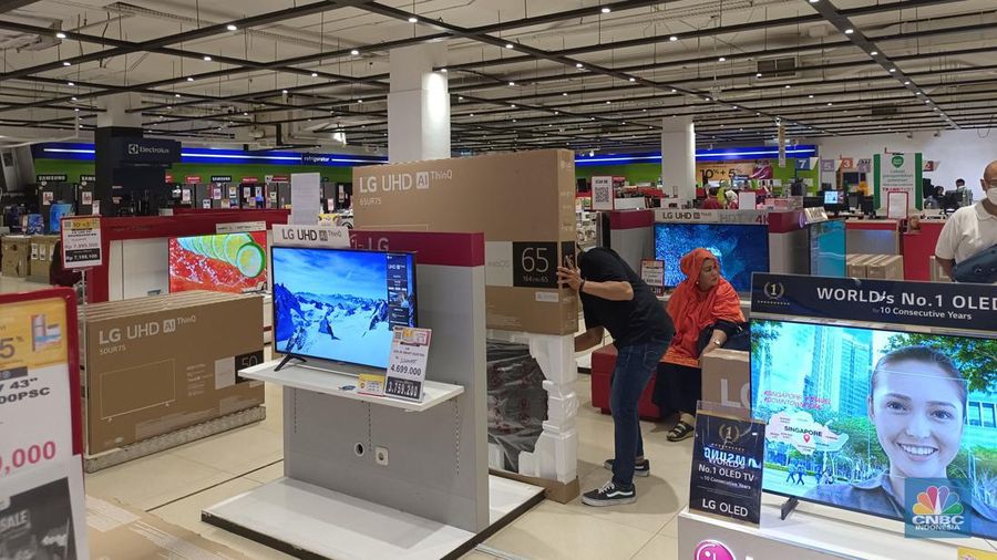 Pengunjung Transmart Ini Beli TV LED, Didiskon Rp 2,7 Juta. (CNBC Indonesia/Martya Sari)