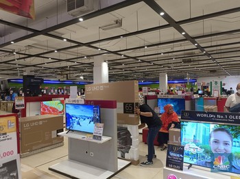 Pengunjung Transmart Ini Boyong TV LED, Didiskon Rp 2,7 Juta