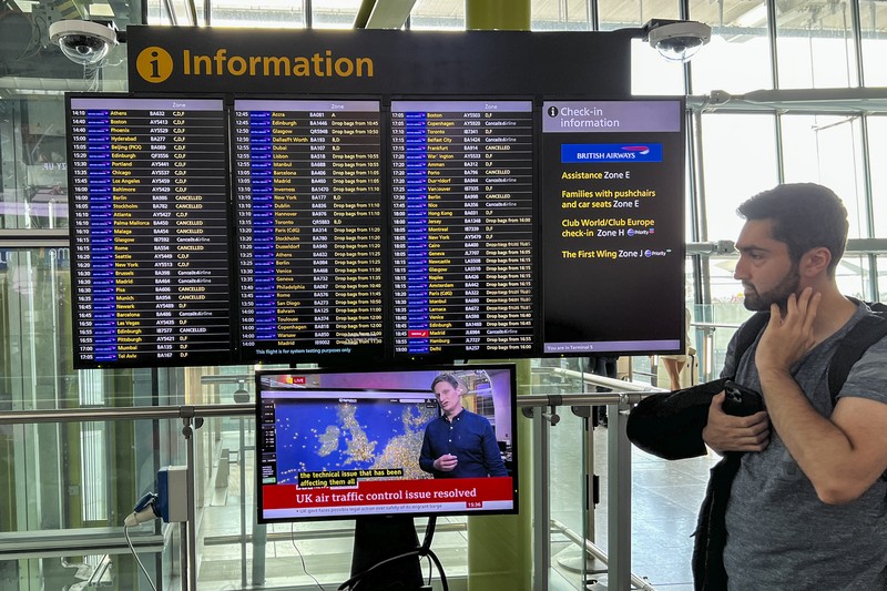 Seorang anggota staf British Airways berbicara kepada penumpang di Bandara Heathrow, ketika Layanan Lalu Lintas Udara Nasional Inggris (NATS) membatasi lalu lintas udara Inggris karena masalah teknis yang menyebabkan penundaan, di London, Inggris, 28 Agustus 2023. Seorang anggota staf British Airways berbicara kepada penumpang di Bandara Heathrow, ketika Layanan Lalu Lintas Udara Nasional Inggris (NATS) membatasi lalu lintas udara Inggris karena masalah teknis yang menyebabkan penundaan, di London, Inggris, 28 Agustus 2023. (REUTERS/Hollie Adams)