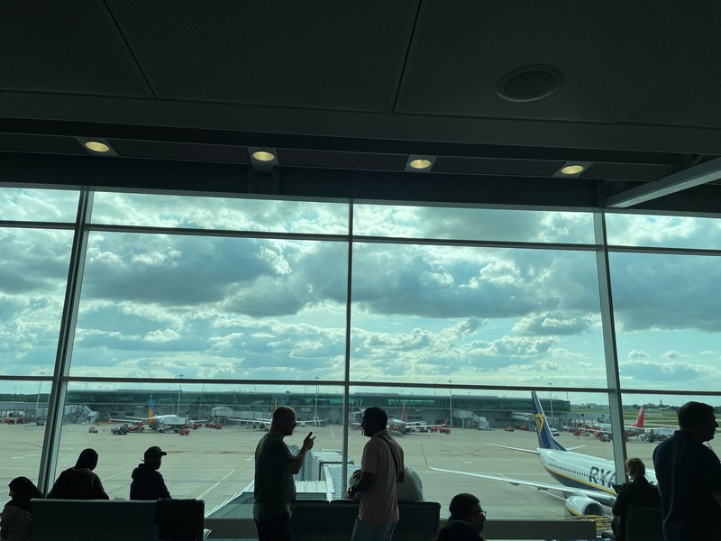 Seorang anggota staf British Airways berbicara kepada penumpang di Bandara Heathrow, ketika Layanan Lalu Lintas Udara Nasional Inggris (NATS) membatasi lalu lintas udara Inggris karena masalah teknis yang menyebabkan penundaan, di London, Inggris, 28 Agustus 2023. Seorang anggota staf British Airways berbicara kepada penumpang di Bandara Heathrow, ketika Layanan Lalu Lintas Udara Nasional Inggris (NATS) membatasi lalu lintas udara Inggris karena masalah teknis yang menyebabkan penundaan, di London, Inggris, 28 Agustus 2023. (REUTERS/Hollie Adams)