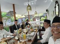 Saat Jokowi Makan Siang Bareng Prabowo & Ganjar, Bahas Apa?