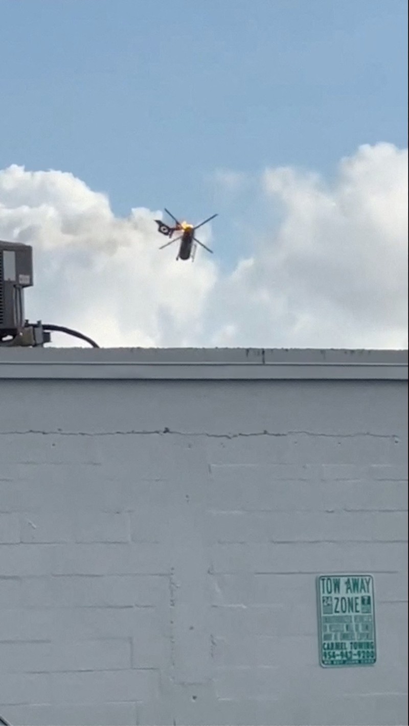 Sebuah helikopter terbakar berputar di udara sebelum menabrak kompleks apartemen, di Pantai Pompano, Florida, AS, 28 Agustus 2023, dalam gambar diam dari video yang diperoleh dari media sosial. (@guiamiamivip via TMX/via REUTERS)