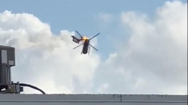 Sebuah helikopter terbakar berputar di udara sebelum menabrak kompleks apartemen, di Pantai Pompano, Florida, AS, 28 Agustus 2023, dalam gambar diam dari video yang diperoleh dari media sosial. (@guiamiamivip via TMX/via REUTERS)