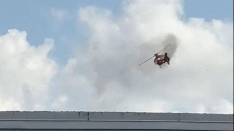 Sebuah helikopter terbakar berputar di udara sebelum menabrak kompleks apartemen, di Pantai Pompano, Florida, AS, 28 Agustus 2023, dalam gambar diam dari video yang diperoleh dari media sosial. (@guiamiamivip via TMX/via REUTERS)