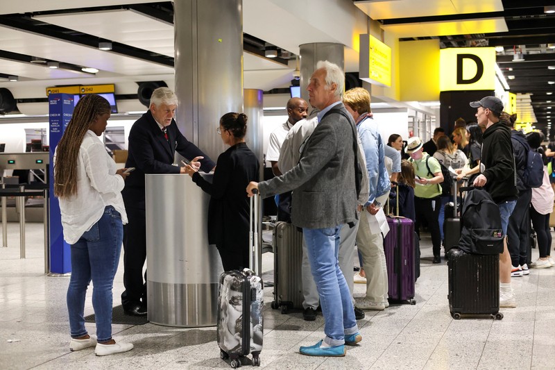 Seorang anggota staf British Airways berbicara kepada penumpang di Bandara Heathrow, ketika Layanan Lalu Lintas Udara Nasional Inggris (NATS) membatasi lalu lintas udara Inggris karena masalah teknis yang menyebabkan penundaan, di London, Inggris, 28 Agustus 2023. Seorang anggota staf British Airways berbicara kepada penumpang di Bandara Heathrow, ketika Layanan Lalu Lintas Udara Nasional Inggris (NATS) membatasi lalu lintas udara Inggris karena masalah teknis yang menyebabkan penundaan, di London, Inggris, 28 Agustus 2023. (REUTERS/Hollie Adams)