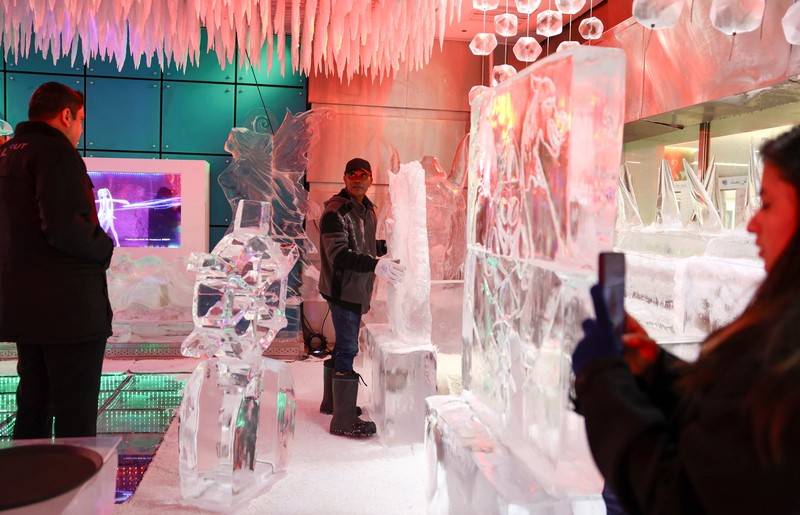 Seorang tamu duduk di atas kreasi pematung es Mark Ranasinghe dalam suhu beku di Chillout Ice Lounge di Dubai, Uni Emirat Arab, 28 Agustus 2023. (REUTERS/Amr Alfiky)