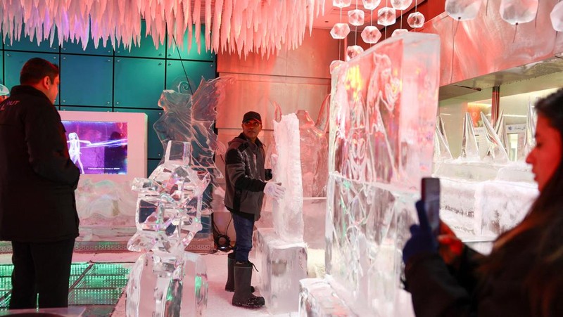 Seorang tamu duduk di atas kreasi pematung es Mark Ranasinghe dalam suhu beku di Chillout Ice Lounge di Dubai, Uni Emirat Arab, 28 Agustus 2023. (REUTERS/Amr Alfiky)