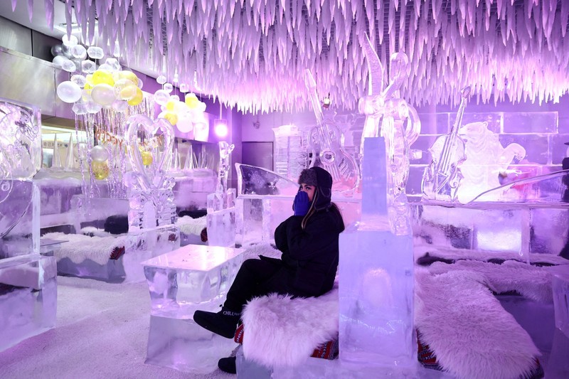 Seorang tamu duduk di atas kreasi pematung es Mark Ranasinghe dalam suhu beku di Chillout Ice Lounge di Dubai, Uni Emirat Arab, 28 Agustus 2023. Seorang tamu duduk di atas kreasi pematung es Mark Ranasinghe dalam suhu beku di Chillout Ice Lounge di Dubai, Uni Emirat Arab, 28 Agustus 2023. (REUTERS/Amr Alfiky)