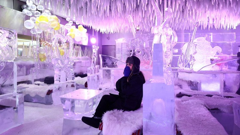 Seorang tamu duduk di atas kreasi pematung es Mark Ranasinghe dalam suhu beku di Chillout Ice Lounge di Dubai, Uni Emirat Arab, 28 Agustus 2023. (REUTERS/Amr Alfiky)