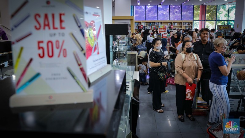 Toko Buku Gunung Agung Diserbu Pengunjung. (CNBC Indonesia/Faisal Rahman)