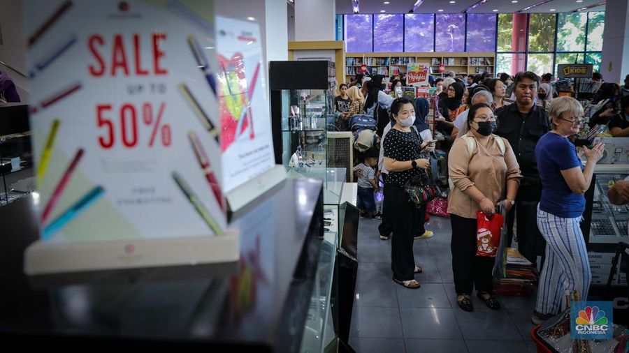 Toko Buku Gunung Agung Diserbu Pengunjung. (CNBC Indonesia/Faisal Rahman)