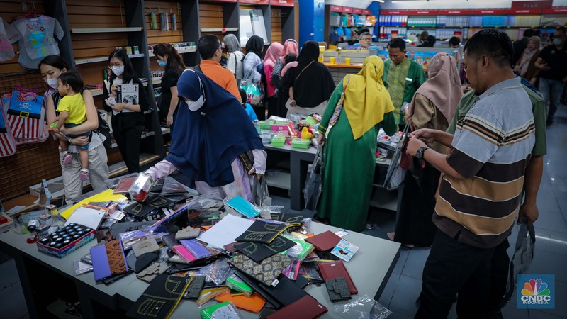 Toko Buku Gunung Agung Diserbu Pengunjung. (CNBC Indonesia/Faisal Rahman)