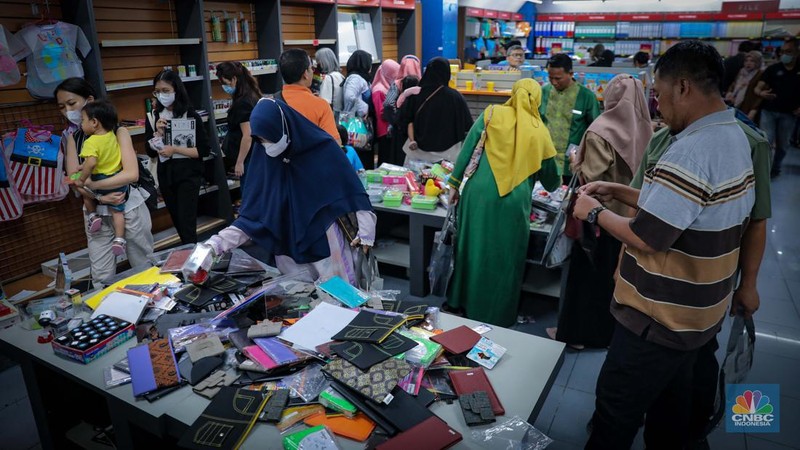Toko Buku Gunung Agung Diserbu Pengunjung. (CNBC Indonesia/Faisal Rahman)