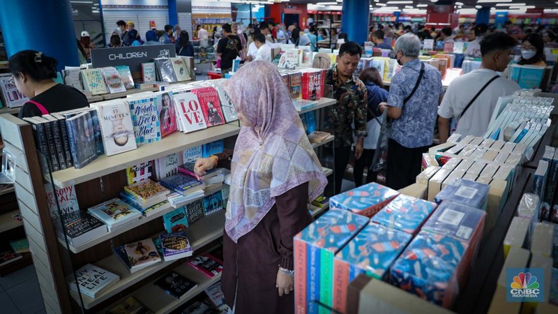 Toko Buku Gunung Agung Diserbu Pengunjung. (CNBC Indonesia/Faisal Rahman)