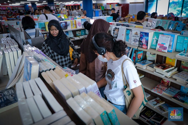 Toko Buku Gunung Agung Diserbu Pengunjung. (CNBC Indonesia/Faisal Rahman) Toko Buku Gunung Agung Diserbu Pengunjung. (CNBC Indonesia/Faisal Rahman)