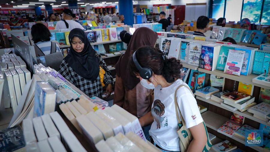 Toko Buku Gunung Agung Diserbu Pengunjung. (CNBC Indonesia/Faisal Rahman)