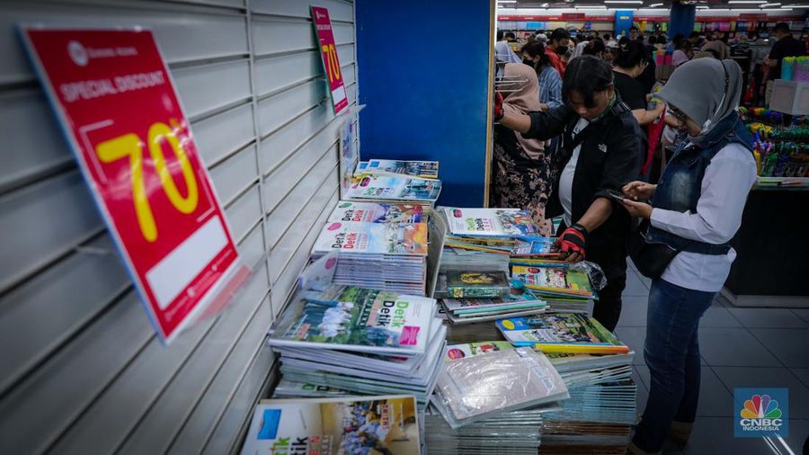 Toko Buku Gunung Agung Diserbu Pengunjung. (CNBC Indonesia/Faisal Rahman)