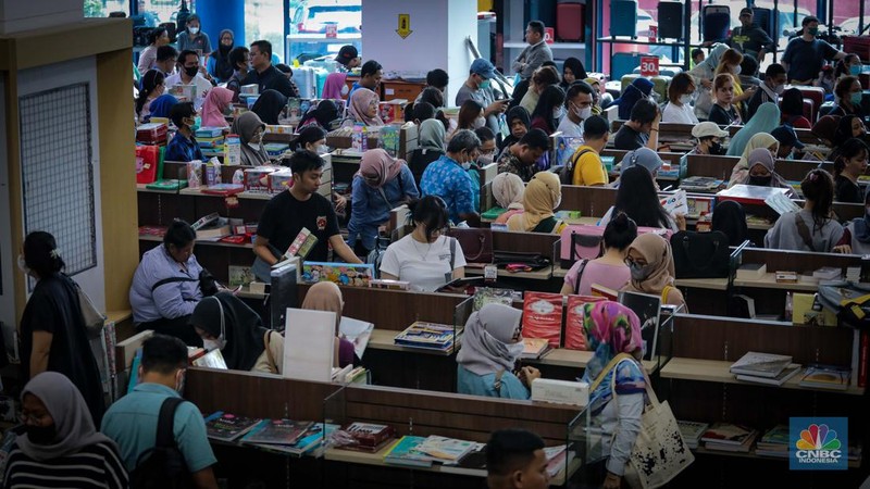 Toko Buku Gunung Agung Diserbu Pengunjung. (CNBC Indonesia/Faisal Rahman)