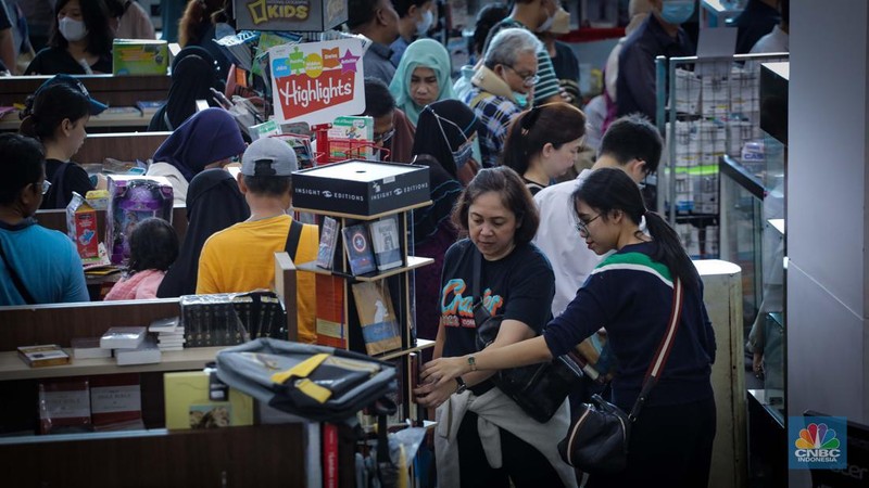 Toko Buku Gunung Agung Diserbu Pengunjung. (CNBC Indonesia/Faisal Rahman)