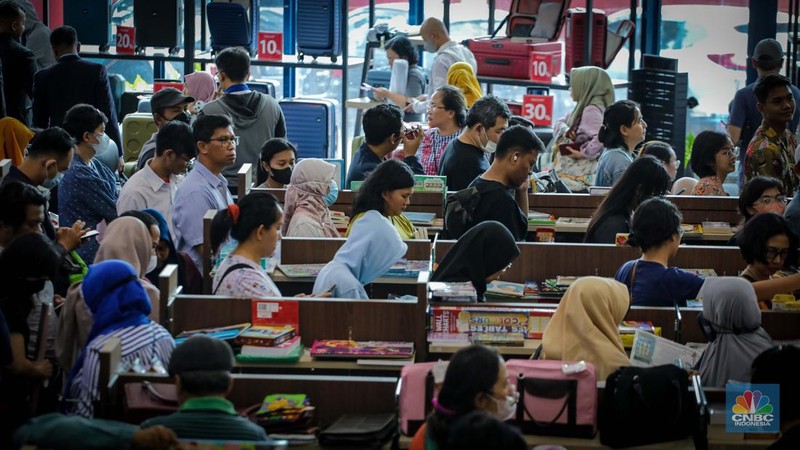 Toko Buku Gunung Agung Diserbu Pengunjung. (CNBC Indonesia/Faisal Rahman)
