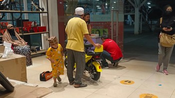 Pengunjung Ini Ungkap Alasan Beli Sepeda Listrik di Transmart