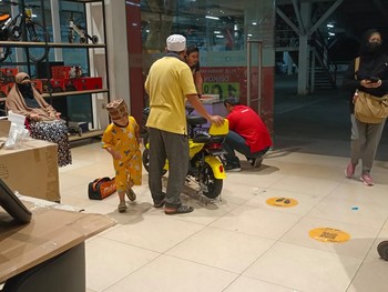Pengunjung Ini Ungkap Alasan Beli Sepeda Listrik di Transmart