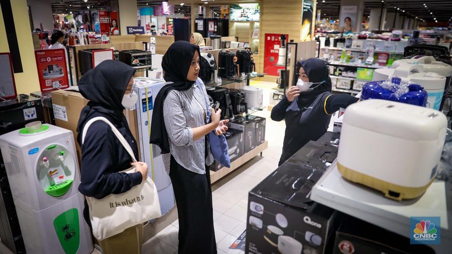 Warga berbelanja saat berlangsungnya Full Day Sale Merdeka Belanja di Transmart Kota Kasablanka, Jakarta, Selasa (29/8/2023). Tansmart kembali menggelar diskon seharian atau Full Day Sale Merdeka Belanja yang berlangsung mulai pukul 10.00 WIB hingga 22.00 WIB di seluruh gerai Transmart dengan diskon hingga 50+20%.  (CNBC Indonesia/Faisal Rahman)