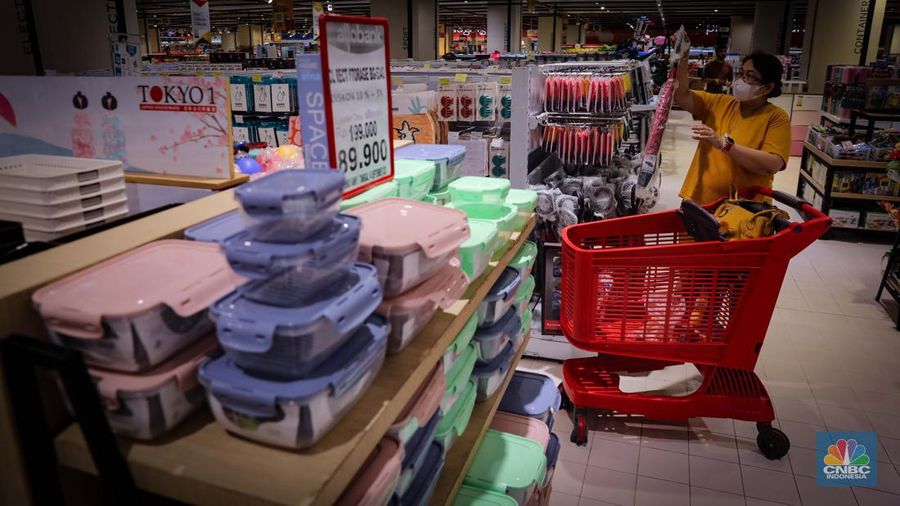 Warga berbelanja saat berlangsungnya Full Day Sale Merdeka Belanja di Transmart Kota Kasablanka, Jakarta, Selasa (29/8/2023). Tansmart kembali menggelar diskon seharian atau Full Day Sale Merdeka Belanja yang berlangsung mulai pukul 10.00 WIB hingga 22.00 WIB di seluruh gerai Transmart dengan diskon hingga 50+20%. (CNBC Indonesia/Faisal Rahman)