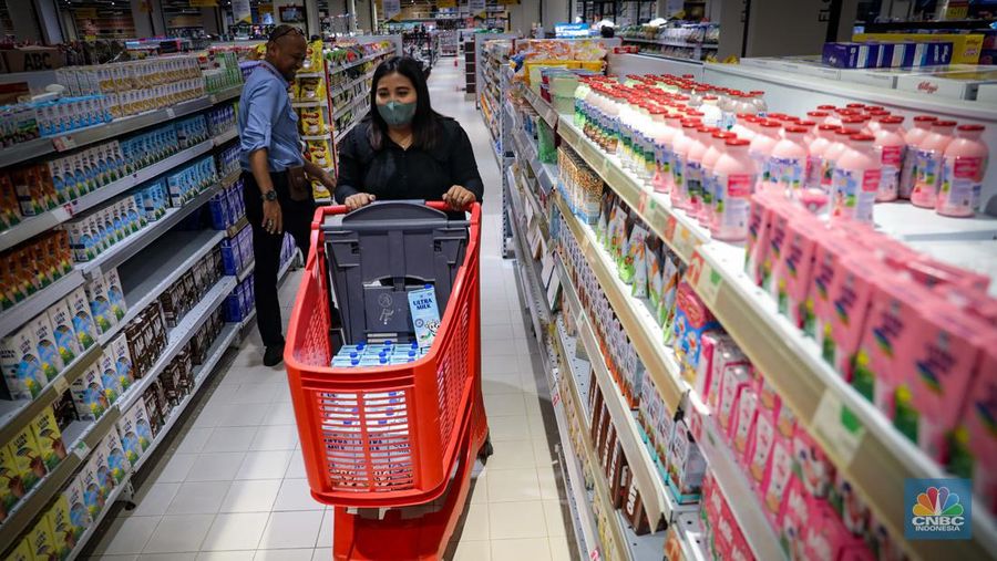 Warga berbelanja saat berlangsungnya Full Day Sale Merdeka Belanja di Transmart Kota Kasablanka, Jakarta, Selasa (29/8/2023). Tansmart kembali menggelar diskon seharian atau Full Day Sale Merdeka Belanja yang berlangsung mulai pukul 10.00 WIB hingga 22.00 WIB di seluruh gerai Transmart dengan diskon hingga 50+20%.  (CNBC Indonesia/Faisal Rahman)
