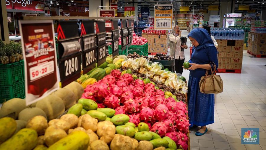 Warga berbelanja saat berlangsungnya Full Day Sale Merdeka Belanja di Transmart Kota Kasablanka, Jakarta, Selasa (29/8/2023). Tansmart kembali menggelar diskon seharian atau Full Day Sale Merdeka Belanja yang berlangsung mulai pukul 10.00 WIB hingga 22.00 WIB di seluruh gerai Transmart dengan diskon hingga 50+20%.  (CNBC Indonesia/Faisal Rahman)