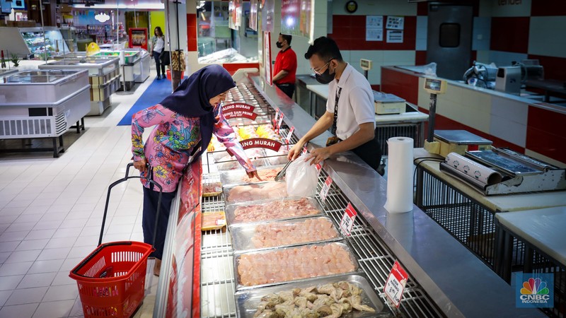 Warga berbelanja saat berlangsungnya Full Day Sale Merdeka Belanja di Transmart Kota Kasablanka, Jakarta, Selasa (29/8/2023). Tansmart kembali menggelar diskon seharian atau Full Day Sale Merdeka Belanja yang berlangsung mulai pukul 10.00 WIB hingga 22.00 WIB di seluruh gerai Transmart dengan diskon hingga 50+20%. (CNBC Indonesia/Faisal Rahman) Warga berbelanja saat berlangsungnya Full Day Sale Merdeka Belanja di Transmart Kota Kasablanka, Jakarta, Selasa (29/8/2023). Tansmart kembali menggelar diskon seharian atau Full Day Sale Merdeka Belanja yang berlangsung mulai pukul 10.00 WIB hingga 22.00 WIB di seluruh gerai Transmart dengan diskon hingga 50+20%. (CNBC Indonesia/Faisal Rahman)