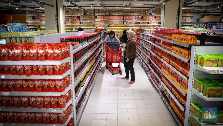 Warga berbelanja saat berlangsungnya Full Day Sale Merdeka Belanja di Transmart Kota Kasablanka, Jakarta, Selasa (29/8/2023). Tansmart kembali menggelar diskon seharian atau Full Day Sale Merdeka Belanja yang berlangsung mulai pukul 10.00 WIB hingga 22.00 WIB di seluruh gerai Transmart dengan diskon hingga 50+20%. (CNBC Indonesia/Faisal Rahman)