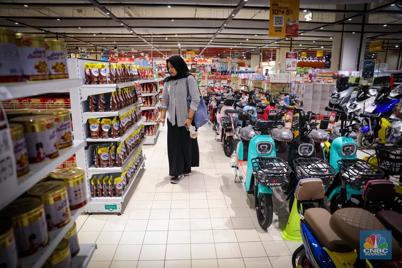 Warga berbelanja saat berlangsungnya Full Day Sale Merdeka Belanja di Transmart Kota Kasablanka, Jakarta, Selasa (29/8/2023). Tansmart kembali menggelar diskon seharian atau Full Day Sale Merdeka Belanja yang berlangsung mulai pukul 10.00 WIB hingga 22.00 WIB di seluruh gerai Transmart dengan diskon hingga 50+20%.  (CNBC Indonesia/Faisal Rahman)