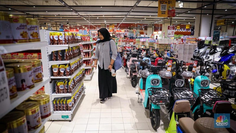 Warga berbelanja saat berlangsungnya Full Day Sale Merdeka Belanja di Transmart Kota Kasablanka, Jakarta, Selasa (29/8/2023). Tansmart kembali menggelar diskon seharian atau Full Day Sale Merdeka Belanja yang berlangsung mulai pukul 10.00 WIB hingga 22.00 WIB di seluruh gerai Transmart dengan diskon hingga 50+20%.  (CNBC Indonesia/Faisal Rahman)