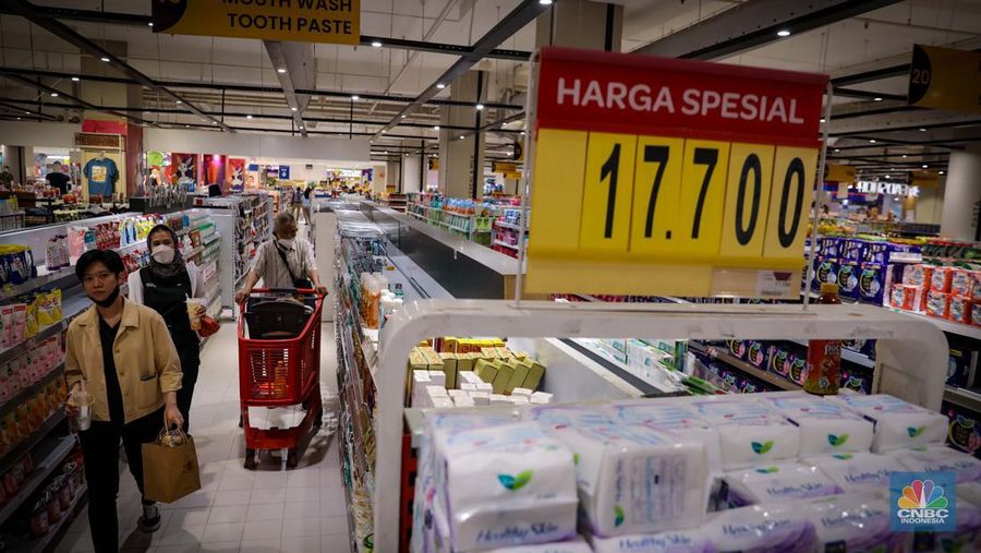 Warga berbelanja saat berlangsungnya Full Day Sale Merdeka Belanja di Transmart Kota Kasablanka, Jakarta, Selasa (29/8/2023). Tansmart kembali menggelar diskon seharian atau Full Day Sale Merdeka Belanja yang berlangsung mulai pukul 10.00 WIB hingga 22.00 WIB di seluruh gerai Transmart dengan diskon hingga 50+20%.  (CNBC Indonesia/Faisal Rahman)