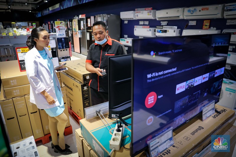 Warga berbelanja saat berlangsungnya Full Day Sale Merdeka Belanja di Transmart Kota Kasablanka, Jakarta, Selasa (29/8/2023). Tansmart kembali menggelar diskon seharian atau Full Day Sale Merdeka Belanja yang berlangsung mulai pukul 10.00 WIB hingga 22.00 WIB di seluruh gerai Transmart dengan diskon hingga 50+20%. (CNBC Indonesia/Faisal Rahman) Warga berbelanja saat berlangsungnya Full Day Sale Merdeka Belanja di Transmart Kota Kasablanka, Jakarta, Selasa (29/8/2023). Tansmart kembali menggelar diskon seharian atau Full Day Sale Merdeka Belanja yang berlangsung mulai pukul 10.00 WIB hingga 22.00 WIB di seluruh gerai Transmart dengan diskon hingga 50+20%. (CNBC Indonesia/Faisal Rahman)