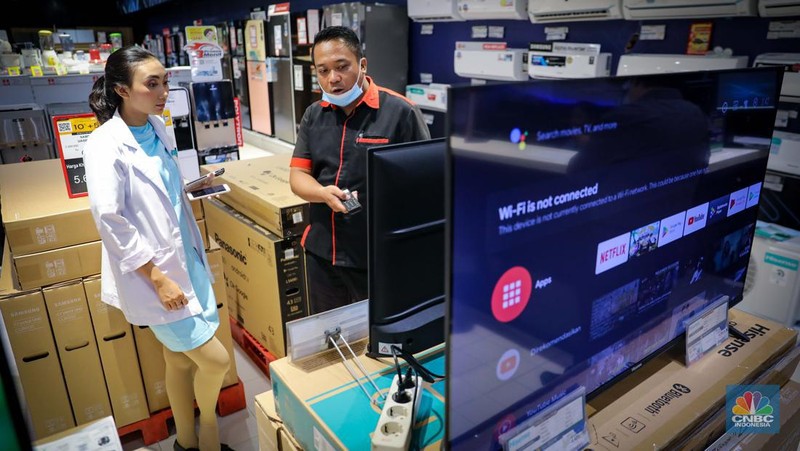 Warga berbelanja saat berlangsungnya Full Day Sale Merdeka Belanja di Transmart Kota Kasablanka, Jakarta, Selasa (29/8/2023). Tansmart kembali menggelar diskon seharian atau Full Day Sale Merdeka Belanja yang berlangsung mulai pukul 10.00 WIB hingga 22.00 WIB di seluruh gerai Transmart dengan diskon hingga 50+20%.  (CNBC Indonesia/Faisal Rahman)