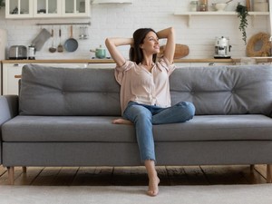 Jangan Tempel Sofa ke Dinding, Ini Alasannya