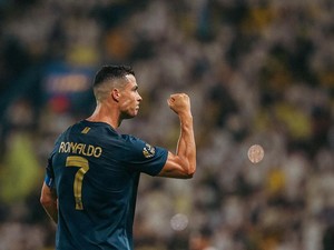 2 Gestur Tangan Ronaldo Kala Diolok-olok Chant Messi