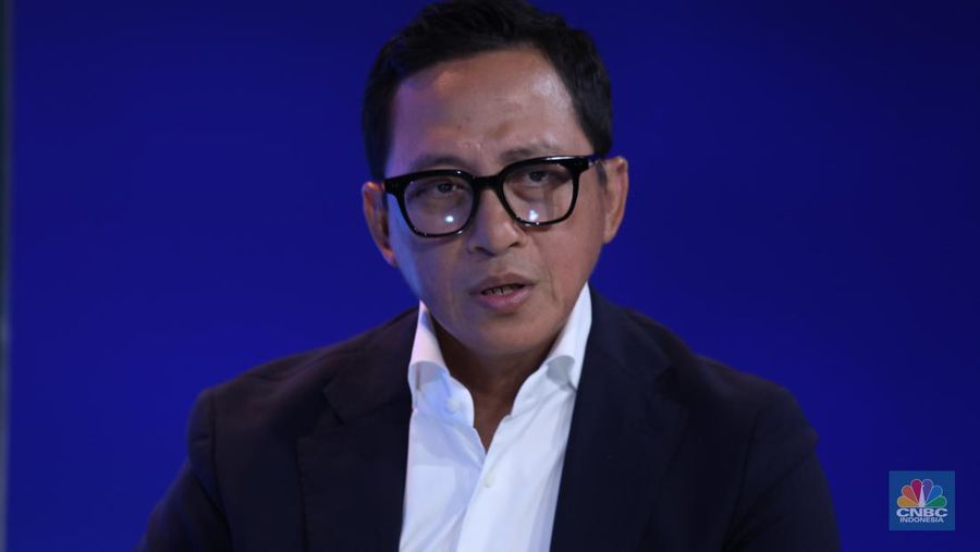Direktur Utama Mandiri Sekuritas Oki Ramadhana dalam rangkaian program BUMN Report. (CNBC Indonesia/Tri Susilo)