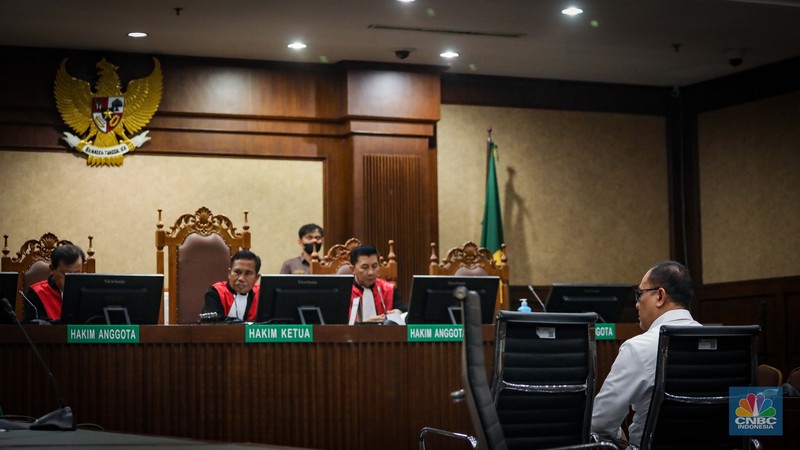 Terdakwa yang merupakan mantan pejabat Ditjen Pajak Kementerian Keuangan Rafael Alun Trisambodo menjalani sidang perdana terkait kasus gratifikasi dan tindak pidana pencucian uang (TPPU) di Pengadilan Negeri Jakarta Pusat, Rabu (30/8/2023). (CNBC Indonesia/Faisal Rahman)