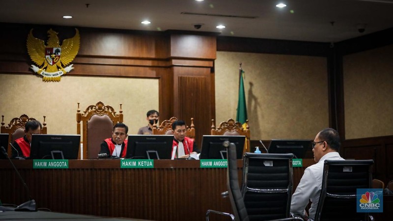 Terdakwa yang merupakan mantan pejabat Ditjen Pajak Kementerian Keuangan Rafael Alun Trisambodo menjalani sidang perdana terkait kasus gratifikasi dan tindak pidana pencucian uang (TPPU) di Pengadilan Negeri Jakarta Pusat, Rabu (30/8/2023). (CNBC Indonesia/Faisal Rahman)