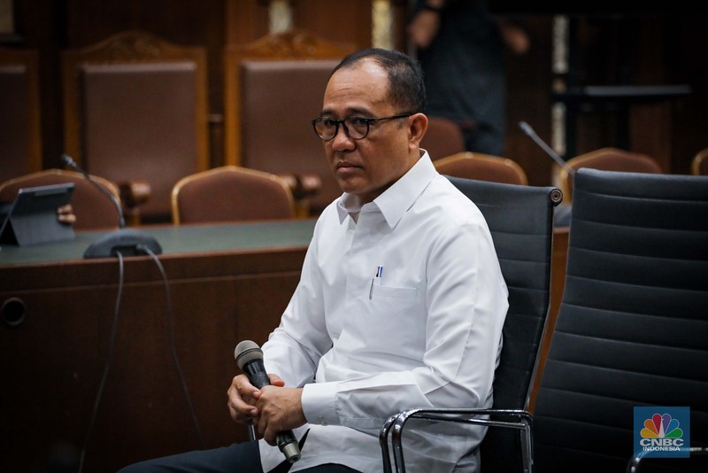 Sidang Perdana Rafael Alun Terdakwa yang merupakan mantan pejabat Ditjen Pajak Kementerian Keuangan Rafael Alun Trisambodo menjalani sidang perdana terkait kasus gratifikasi dan tindak pidana pencucian uang (TPPU) di Pengadilan Negeri Jakarta Pusat, Rabu (30/8/2023). (CNBC Indonesia/Faisal Rahman)