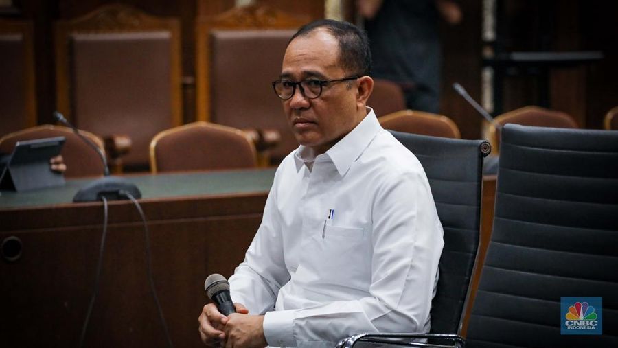 Terdakwa yang merupakan mantan pejabat Ditjen Pajak Kementerian Keuangan Rafael Alun Trisambodo menjalani sidang perdana terkait kasus gratifikasi dan tindak pidana pencucian uang (TPPU) di Pengadilan Negeri Jakarta Pusat, Rabu (30/8/2023). (²©²ÊÍøÕ¾/Faisal Rahman)