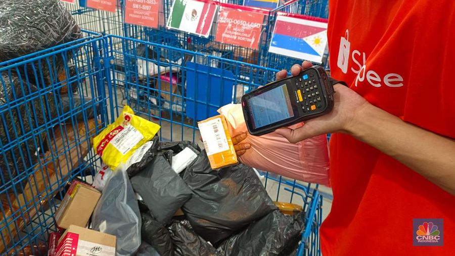 Mendag Zulkifli Hasan berkunjung ke gudang Shopee. (CNBC Indonesia/Martyasari Rizky)