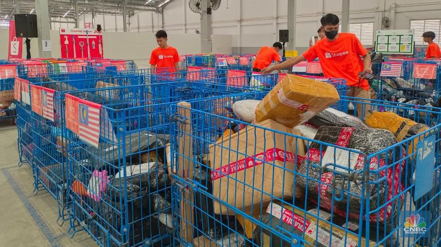 Mendag Zulkifli Hasan berkunjung ke gudang Shopee. (CNBC Indonesia/Martyasari Rizky)