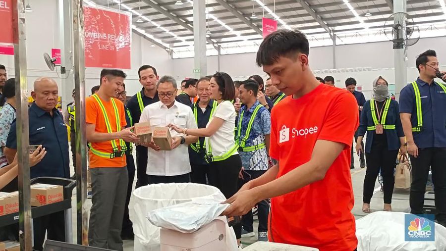 Mendag Zulkifli Hasan berkunjung ke gudang Shopee. (CNBC Indonesia/Martyasari Rizky)