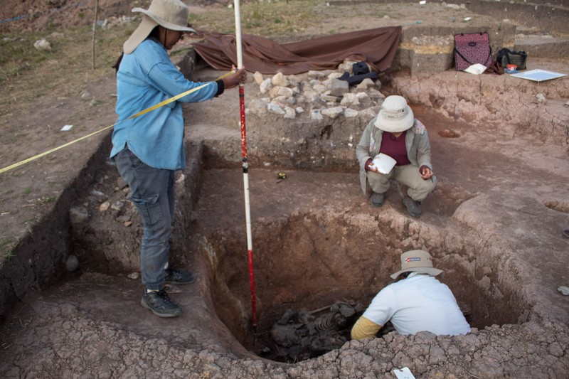 Para arkeolog dari Proyek Arkeologi Pacopampa bekerja di situs makam berusia 3.000 tahun yang mereka yakini mungkin menghormati seorang pemimpin agama elit di negara Andean sekitar tiga milenium lalu, di Pacopampa, Peru, 26 Agustus 2023. Para arkeolog dari Proyek Arkeologi Pacopampa bekerja di situs makam berusia 3.000 tahun yang mereka yakini mungkin menghormati seorang pemimpin agama elit di negara Andean sekitar tiga milenium lalu, di Pacopampa, Peru, 26 Agustus 2023. (Ministry of Culture of Peru/Handout via REUTERS)